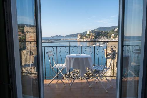 a table and chairs on a balcony with a view of the water at Hotel Italia e Lido Rapallo in Rapallo