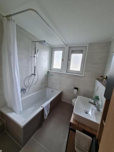 łazienka z wanną i umywalką w obiekcie Im Herzen von Paderborn w mieście Paderborn