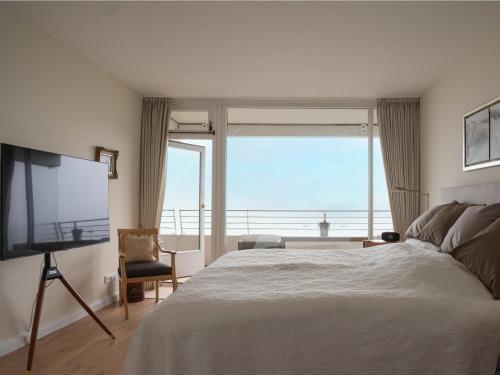 - une chambre avec un lit et une vue sur l'océan dans l'établissement Baltic Panorama Suite, à Timmendorfer Strand
