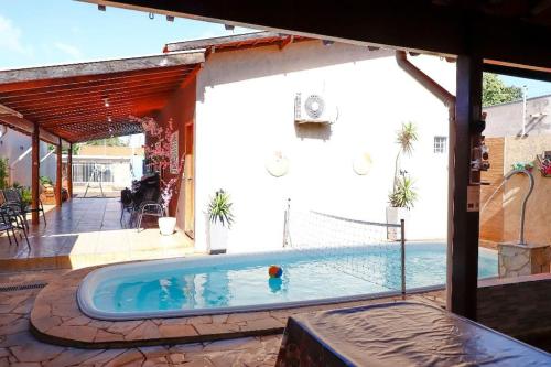 een zwembad in het midden van een patio bij Rubi casa de temporada com piscina aquecida e área gourmet in Santa Fé do Sul