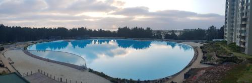 - une vue sur la grande piscine dans l'établissement Depto con piscina y laguna artificial en Las cruces, à Las Cruces