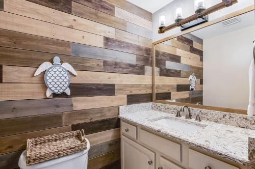 ein Badezimmer mit Holzakzenten in der Unterkunft Beach N' Bay in Pensacola Beach