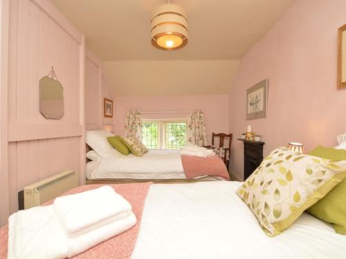 um quarto com 2 camas e uma janela em 2 Bed in Hartington 75637 em Hartington