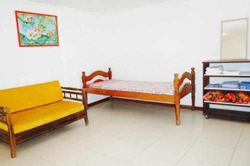 2 camas y un banco en una habitación en Loft Santo Antônio Além do Carmo, en Salvador