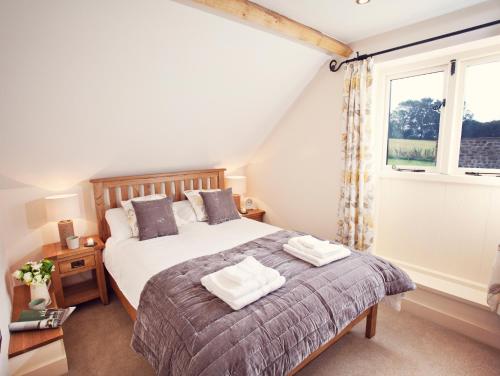 a bedroom with a bed and a window at 2 Bed in Abergavenny 42909 in Mamhilad