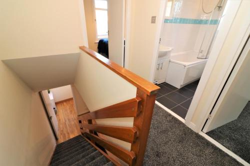 een trap in een badkamer met een wastafel en een toilet bij Signature - Shield House in Scotstoun