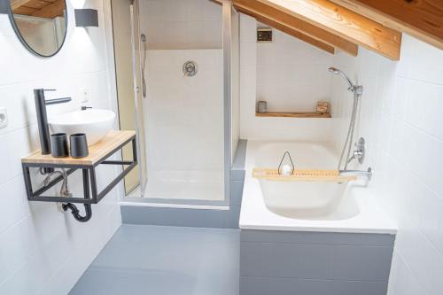 ein Badezimmer mit Toilette, Waschbecken und Dusche in der Unterkunft Ferienwohnung AusZeit 2 in Ainring