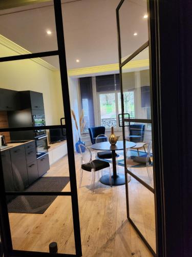 un salon avec une table et des chaises dans l'établissement Gîte des Remparts, à Boulogne-sur-Mer