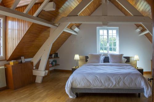 1 dormitorio con cama grande y techo de madera en Le Domaine de Baracas - Le Petit Gîte 4 étoiles - SPA - 2 à 4 personnes en Huisseau-sur-Mauves