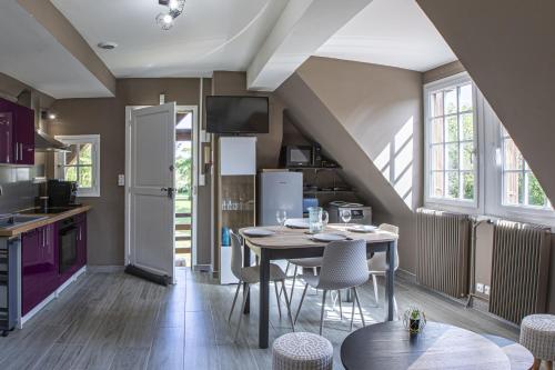 une cuisine et une salle à manger avec une table et des chaises dans l'établissement Le Domaine de Baracas - Le Petit Gîte 4 étoiles - SPA - 2 à 4 personnes, à Huisseau-sur-Mauves