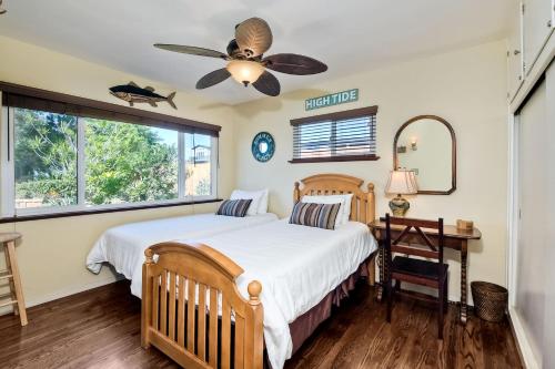 une chambre avec un lit et un ventilateur de plafond dans l'établissement Walk To Beach - BBQ - Fire Pit - Outdoor Dining, à Carlsbad
