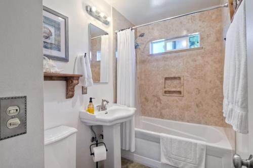 une salle de bain avec un lavabo, une douche et des toilettes dans l'établissement Walk To Beach - BBQ - Fire Pit - Outdoor Dining, à Carlsbad