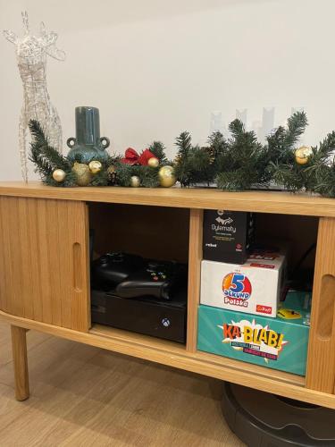 a wooden shelf with christmas decorations on it at MINIMAL. Dom całoroczny w górach in Duszniki Zdrój