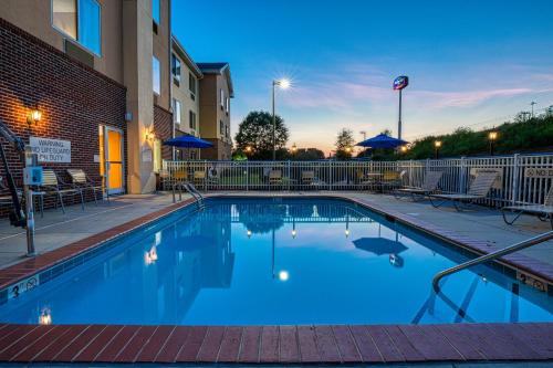 una piscina de agua azul frente a un edificio en Fairfield Inn Charlotte Mooresville Lake Norman, en Mooresville