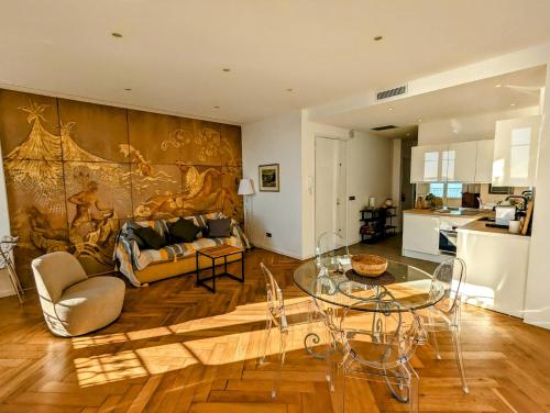 un salon avec une table en verre et une cuisine dans l'établissement Happyfew Palazzo del sol, à Nice