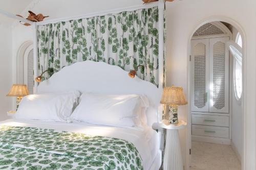 Ein Bett oder Betten in einem Zimmer der Unterkunft Cobblers Cove - Barbados