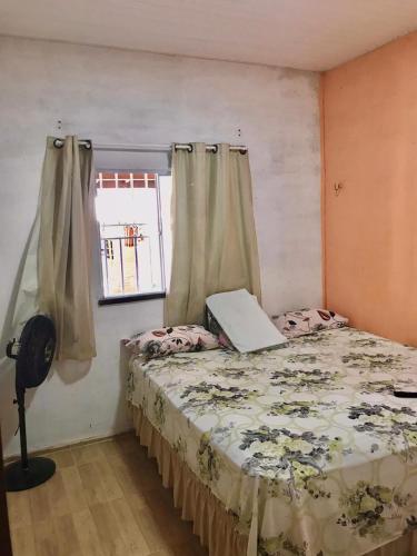 een slaapkamer met een bed met een laptop erop bij Recanto Girassol in Aquiraz