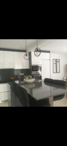 - une cuisine avec une table et un bol de nourriture dans l'établissement Maison récente très spacieuse, à Forges-les-Bains