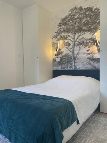 une chambre avec un lit avec un tableau sur le mur dans l'établissement Le Boisé - À deux pas de Paris - 320B, à Rueil-Malmaison