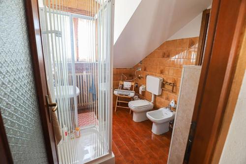 La petite salle de bains est pourvue de toilettes et d'un lavabo. dans l'établissement Luca Frabosa Facebook, à Frabosa Sottana