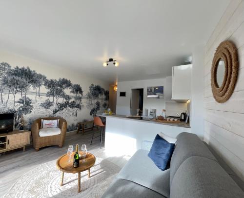 un salon avec un canapé et une table dans l'établissement Le Nid Douillet, studio avec terrasse et parking à 400m des plages, à Larmor-Plage