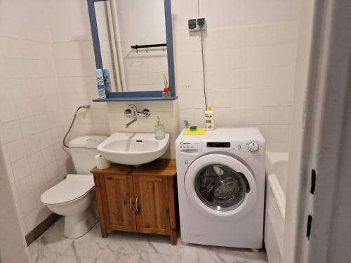 W łazience znajduje się pralka i umywalka. w obiekcie Zlota Sliska Pokoje Centrum w Warszawie