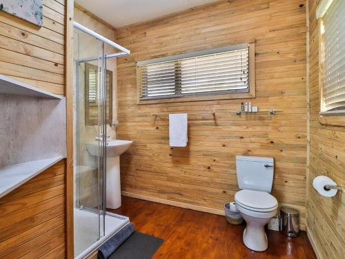 un baño con inodoro y lavabo en Marloth Kruger View, en Marloth Park