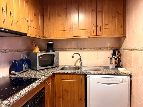 Η κουζίνα ή μικρή κουζίνα στο Apartament de La Coma - L'Amfitriona