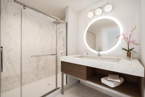 een badkamer met een wastafel en een spiegel bij Terre Haute Casino Resort in Terre Haute