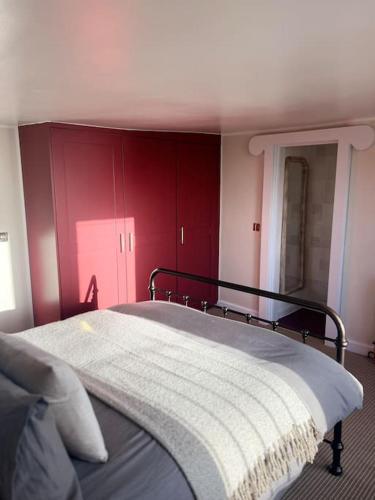 Cama ou camas em um quarto em The Turret- the best view in Folkestone