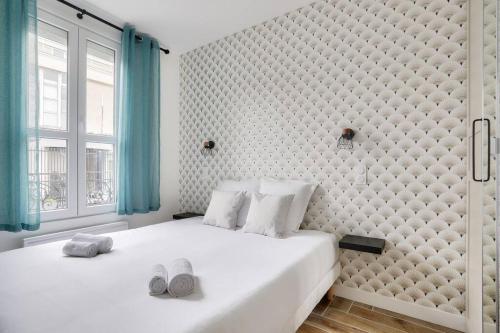 Très bel appartement pour 4 aux portes de Paris في أوبارفيلييه: غرفة نوم بسرير ابيض كبير ونافذة
