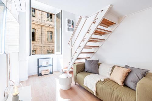 - un salon avec un canapé et des escaliers dans l'établissement Lively district - Duplex Old Town, à Nice