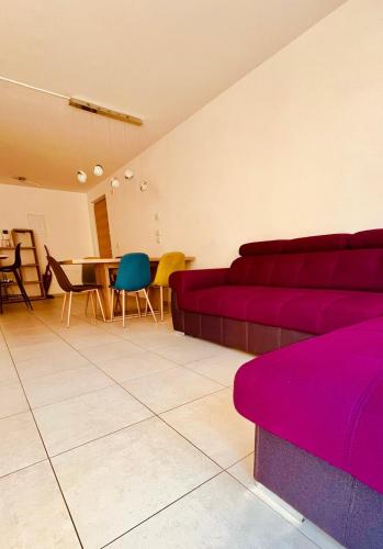 sala de estar con sofá, mesa y sillas en Appartement Nadia, en Bresanona