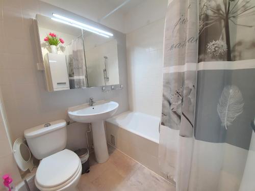 une salle de bain avec toilettes, lavabo et douche dans l'établissement Parc Imperial by Welcome to Cannes, à Cannes