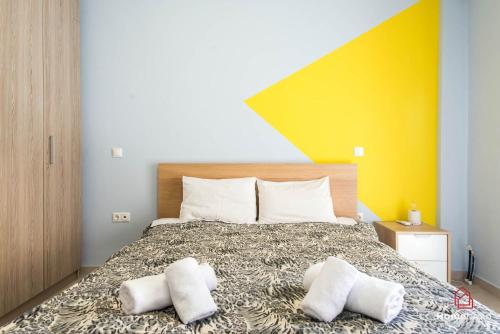 una camera con un letto con due cuscini sopra di Antony's City-Center Project a Alexandroupoli