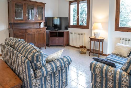 a living room with two couches and a kitchen at SE037 - Senigallia, affascinante villetta con giardino in Senigallia