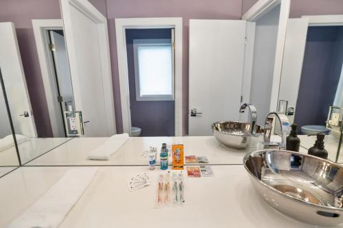 a bathroom with two sinks and a large mirror at Piermont Waterfront Villa with Hot Tub in Piermont