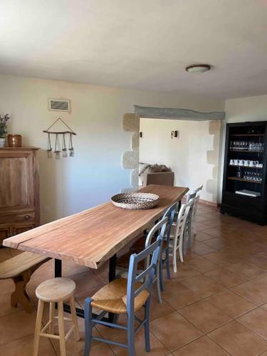 une salle à manger avec une table et des chaises en bois dans l'établissement Maison 12-14 pers. avec piscine au cœur de la nature, à Vouneuil-sur-Vienne