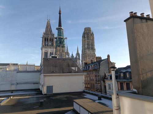 - une vue depuis le toit d'un immeuble avec cathédrale dans l'établissement Appartement cathédrale, à Rouen