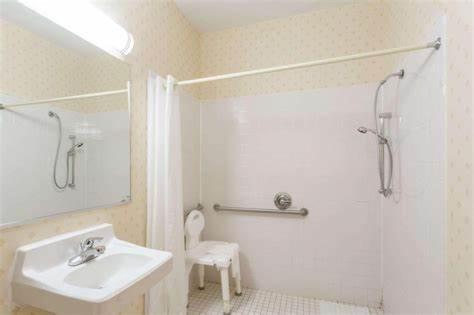 y baño blanco con lavabo y ducha. en Quality Inn, en Huntington