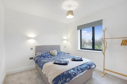 sypialnia z łóżkiem i oknem w obiekcie Rye Exclusive new apartment w mieście Rye