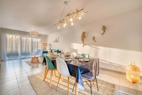 une salle à manger avec une table et quelques chaises dans l'établissement Le Nid Familial de Merville Maison neuve proche Plage 6 pers, à Merville-Franceville-Plage