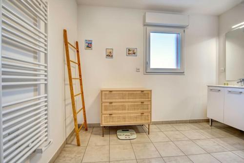 uma cozinha com uma cómoda em madeira e uma janela em Le Nid Familial de Merville Maison neuve proche Plage 6 pers em Merville-Franceville-Plage