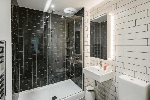 y baño con ducha y lavamanos. en Stunning 3-Bed Apartment in London, en Londres