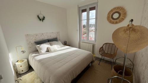 sypialnia z białym łóżkiem i oknem w obiekcie Maison de Famille - Lac de Grand-Lieu, Passay w mieście La Chevrolière