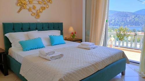 ein Schlafzimmer mit einem großen Bett mit Handtüchern darauf in der Unterkunft Blue Lagoon Luxury Apartment G2 in Argostoli