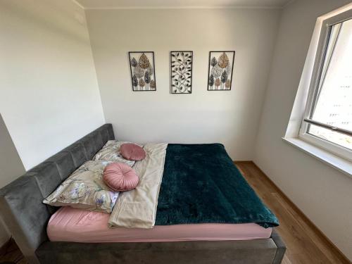 - un lit dans un coin de pièce dans l'établissement Apartament w chmurach, à Toruń