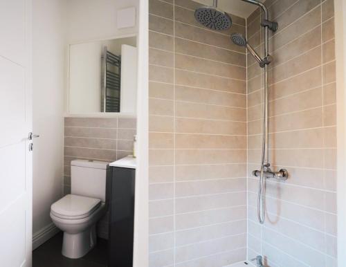 ein Bad mit einem WC und einer Dusche in der Unterkunft Comfortable and cosy house with off-road parking in Cantley