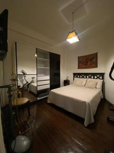 a bedroom with a white bed and a mirror at Hermoso Apartamento en Ciudad Vieja in Montevideo