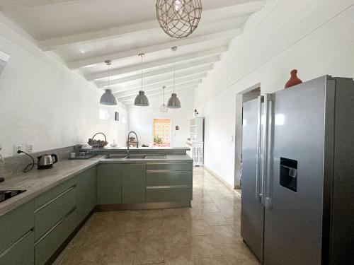 Kuchyň nebo kuchyňský kout v ubytování Maison à 3 min à pied de la plage